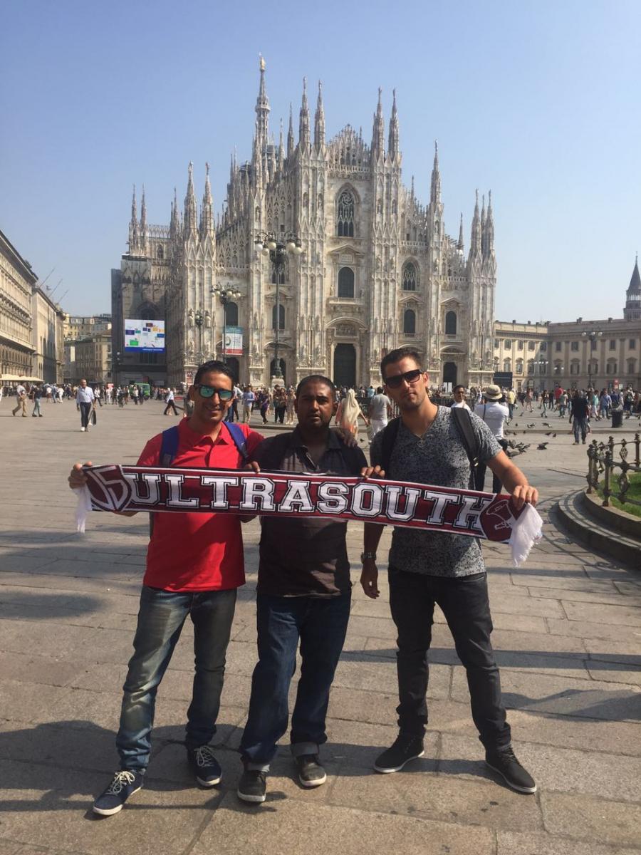 אוהדים באר-שבעים מציגים צעיפים במילאנו. פשטו על העיר